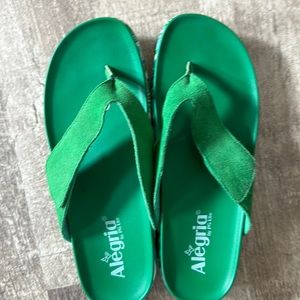 Algeria fun green flip flopsI size 8